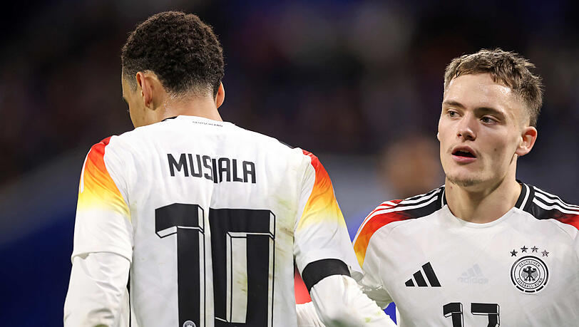 Verstehen sich nicht nur auf dem Platz blendend: Jamal Musial und Florian Wirtz. Verstehen sich nicht nur auf dem Platz blendend: Jamal Musial und Florian Wirtz.