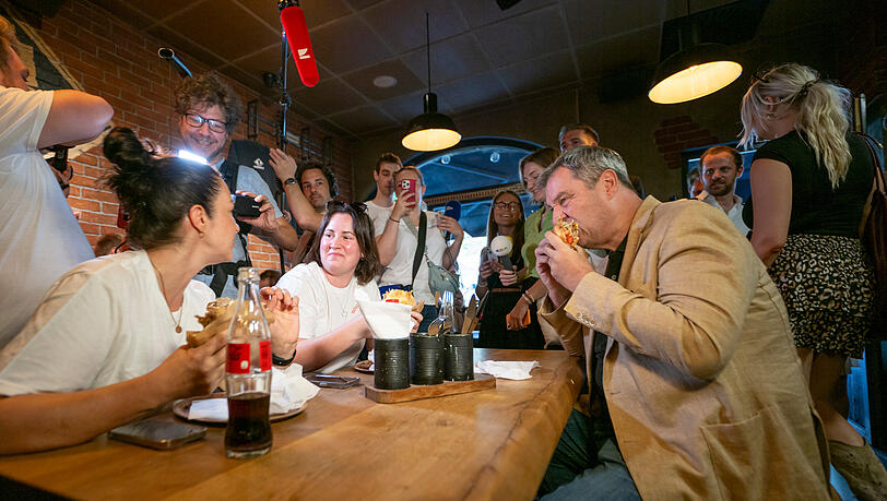 "Nicht zu verurteilen": Markus Söder (CSU), Ministerpräsident von Bayern, sitzt in einem Dönerlokal mit geladenen Gästen an einem Tisch und isst einen Döner. "Nicht zu verurteilen": Markus Söder (CSU), Ministerpräsident von Bayern, sitzt in einem Dönerlokal mit geladenen Gästen an einem Tisch und isst einen Döner.