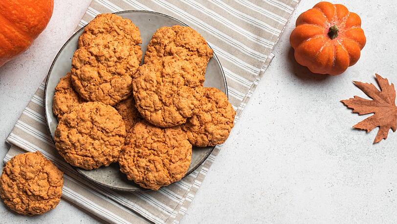 Ein kleiner Glücksmoment auf dem Teller: Pumpkin-Spice-Kekse. Ein kleiner Glücksmoment auf dem Teller: Pumpkin-Spice-Kekse.