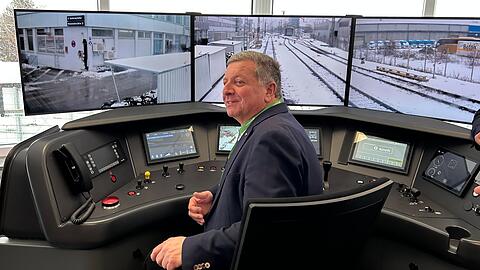 Der Bayerische Verkehrsminister Christian Bernreiter (CSU) darf sich am Mittwoch selbst von einer virtuellen Rangierfahrt überzeugen. Alles funktioniert, kein Demonstrationseffekt. Der Bayerische Verkehrsminister Christian Bernreiter (CSU) darf sich am Mittwoch selbst von einer virtuellen Rangierfahrt überzeugen. Alles funktioniert, kein Demonstrationseffekt.