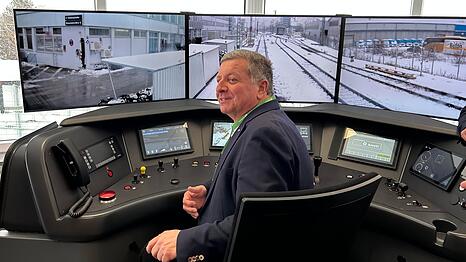 Der Bayerische Verkehrsminister Christian Bernreiter (CSU) darf sich am Mittwoch selbst von einer virtuellen Rangierfahrt &uuml;berzeugen. Alles funktioniert, kein Demonstrationseffekt.