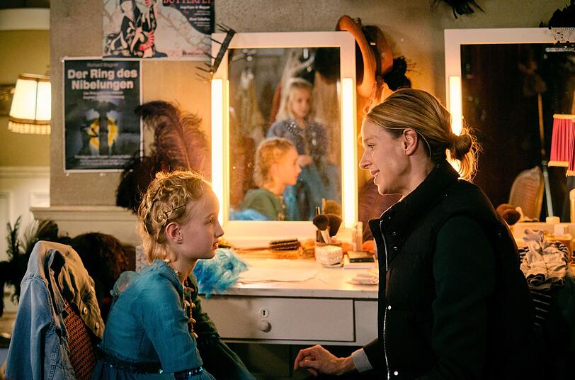 Kommissarin Johanna Stern (Lisa Bitter) bereitet ihre Zwillingstöchter (Liv und Ivy Zirkel) auf eine Theateraufführung vor. Natürlich geht es auch hier um den Schatz des Nibelungen. Kommissarin Johanna Stern (Lisa Bitter) bereitet ihre Zwillingstöchter (Liv und Ivy Zirkel) auf eine Theateraufführung vor. Natürlich geht es auch hier um den Schatz des Nibelungen.