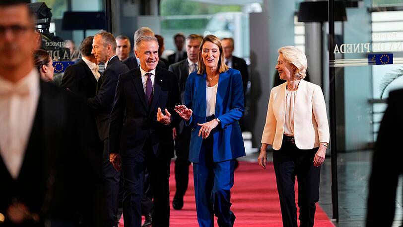 Will die Idee eines Europ&auml;ischen Sicherheitsrates verwirklichen und auch Kanada einbeziehen: EU-Kommissionspr&auml;sidentin Ursula von der Leyen (r), hier mit Parlamentspr&auml;sidentin Roberta Metsola und Kanadas Premierminister Mark Carney.