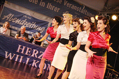 &bdquo;The Tonics&ldquo; mit BR-Moderatorin Karin Schubert (im schwarzen Kleid) legten eine fetzige Swing-Show hin. Sie erreichten damit Rang Vier.