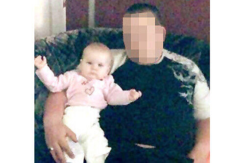 Sarah als Baby mit Vater Patrick R.