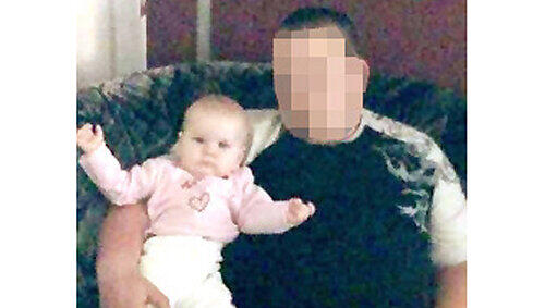 Sarah als Baby mit Vater Patrick R. Sarah als Baby mit Vater Patrick R.