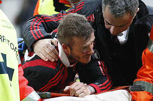 David Beckham wird verletzt vom Feld getragen