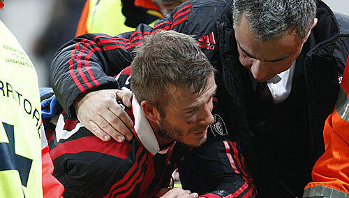 David Beckham wird verletzt vom Feld getragen David Beckham wird verletzt vom Feld getragen