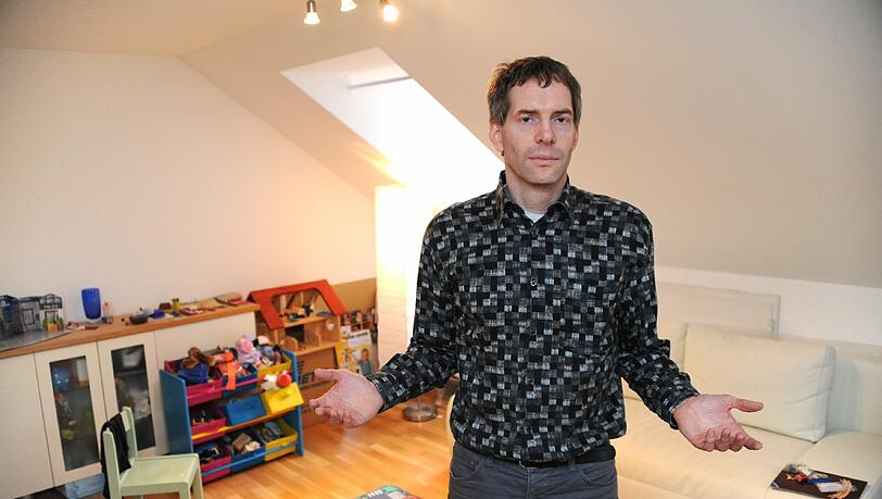 Stephan S. in seinem Wohnzimmer: Damit die Nachbarn unter ihm weniger hören, hat er sich extra einen Spielteppich zugelegt. Stephan S. in seinem Wohnzimmer: Damit die Nachbarn unter ihm weniger hören, hat er sich extra einen Spielteppich zugelegt.