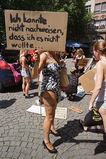 Am Samstag gingen beim "Slutwalk" hunderte Menschen auf die Straße. Er richtet sich gegen sexuelle Gewalt. Die Bilder!