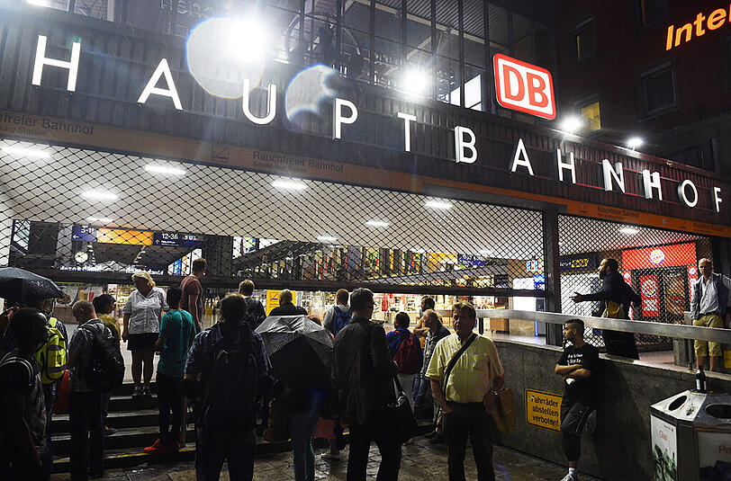 Tödliche Schüsse im Bereich des Olympia Einkaufszentrum in München. Die Polizei ist mit einem Großaufgebot in der gesamten Stadt im Einsatz. Menschen bringen sich in Sicherheit. Die Bilder.