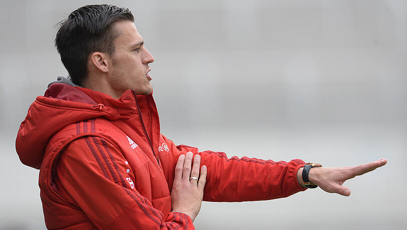 Thomas Wörle beendete im Juni 2010 seine Profi-Karriere und übernahm als 28-Jähriger das Traineramt bei den Bayern-Frauen von seinem Vater Günther. Thomas Wörle beendete im Juni 2010 seine Profi-Karriere und übernahm als 28-Jähriger das Traineramt bei den Bayern-Frauen von seinem Vater Günther.