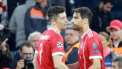 Die Bayern-Profis Robert Lewandowski (links) und Javi Martínez während der Champions-League-Partie gegen den FC Sevilla.