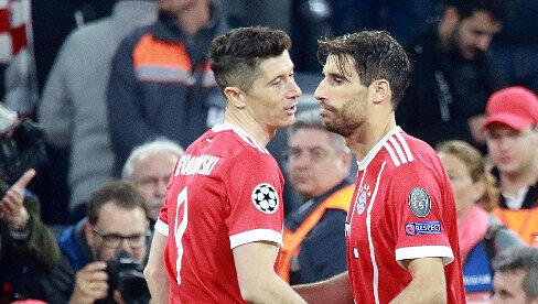 Die Bayern-Profis Robert Lewandowski (links) und Javi Martínez während der Champions-League-Partie gegen den FC Sevilla. Die Bayern-Profis Robert Lewandowski (links) und Javi Martínez während der Champions-League-Partie gegen den FC Sevilla.