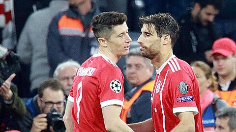 Die Bayern-Profis Robert Lewandowski (links) und Javi Martínez während der Champions-League-Partie gegen den FC Sevilla.