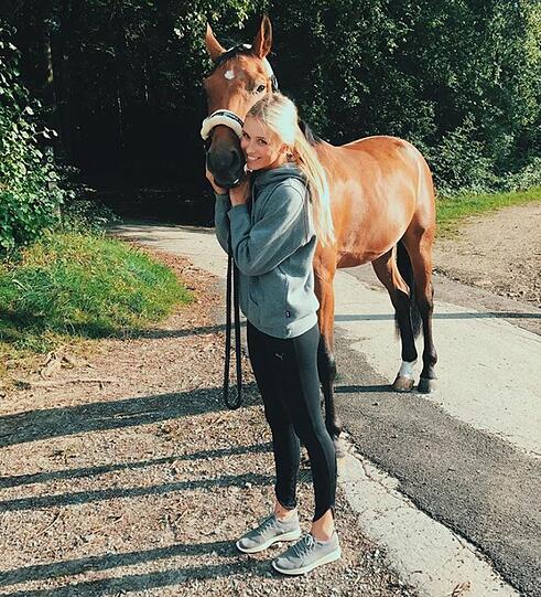Scarlett Gartmann, die Freundin von Marco Reus, verbrachte den Sonntag mit Reiten