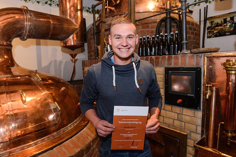Der Jungbrauer Sebastian Dippold aus Scheßlitz zeigt beim Bundesleistungswettbewerb der jungen Brauergesellen seine Urkunde. Dippold hat in
diesem Jahr den Wettbewerb gewonnen.