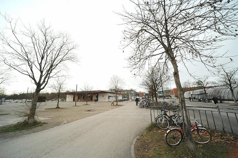Selbst wenn die Bäume Blätter tragen würden, am Hanns-Seidel-Platz sieht es schon ziemlich kahl aus.