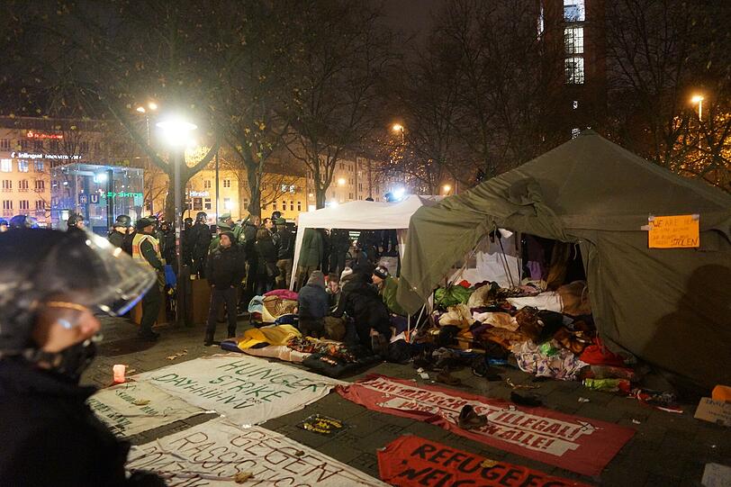 Das Lager der Flüchtlinge am Sendlinger Tor Platz wird von Einsatzkräften geräumt - die Bilder!