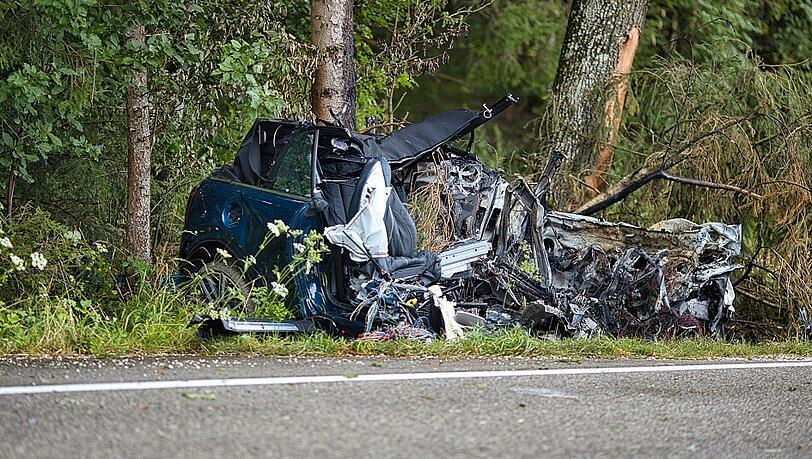 Tödlicher Unfall: Der Fahrer eines Mini Coopers kam mit dem Pkw von der Straße ab und krachte gegen Bäume.