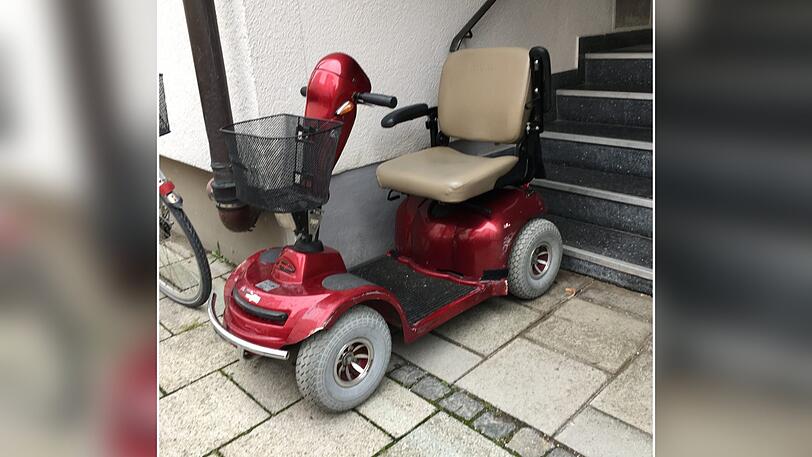Wegen seines E-Mobils hat der Rentner Peter T.(83) Ärger mit der Hausverwaltung.