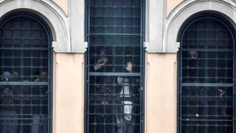 Rebellierende Menschen hinter den Fenstern des San-Vittore-Gefängnisses. Rebellierende Menschen hinter den Fenstern des San-Vittore-Gefängnisses.