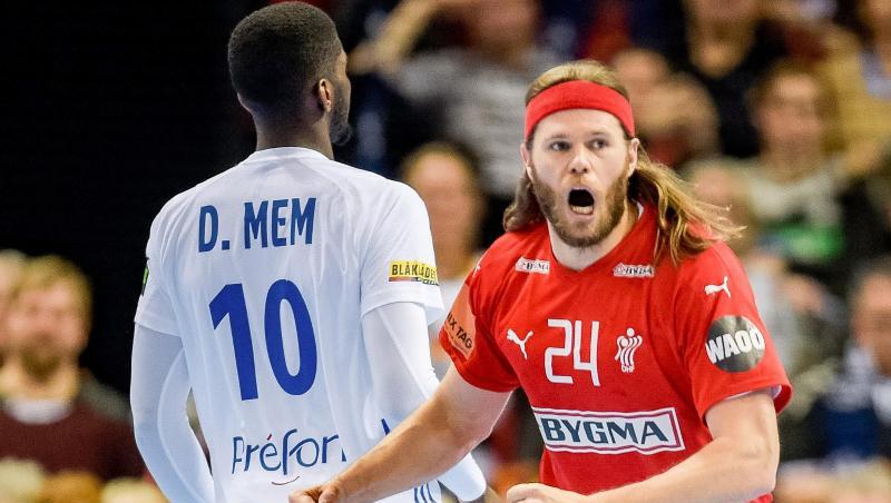 Dänemarks Mikkel Hansen (r) feiert neben Frankreichs Dika Mem einen Treffer. Dänemarks Mikkel Hansen (r) feiert neben Frankreichs Dika Mem einen Treffer.