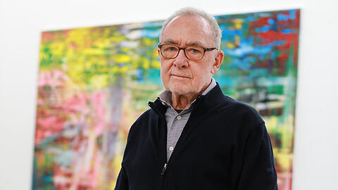 Der Künstler Gerhard Richter steht 2016 in seinem Atelier vor einem Bild.