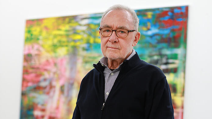 Der Künstler Gerhard Richter steht 2016 in seinem Atelier vor einem Bild.