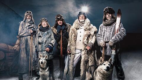 Auf Roald Amundsens Spuren in Richtung Nordpol: Santiano mit Axel Stosberg (rechts) im Polar-Gewand.