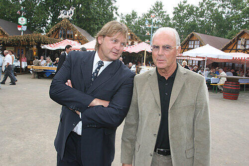 Kleiner Plausch auf dem Altstadtfest: Franz Beckenbauer und Peter Althof.