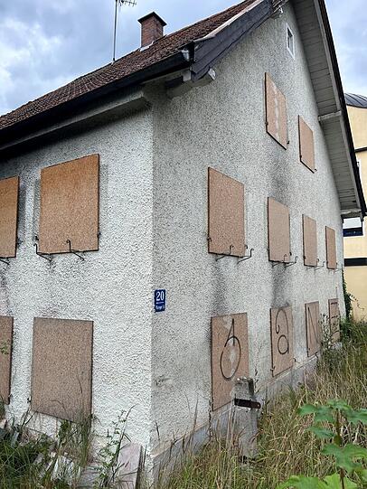 Alles vernagelt. Immerhin, ein Teil des Gebäudes wird saniert - nach jahrlangem Verfall.