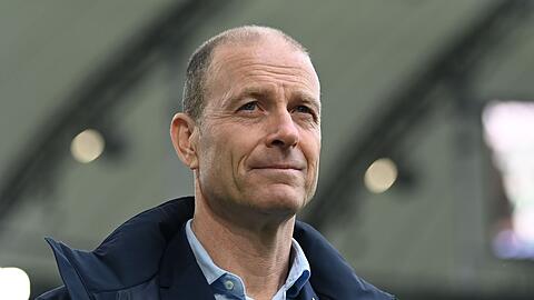 Augsburgs Trainer Jess Thorup ist vor dem Spiel im Stadion.