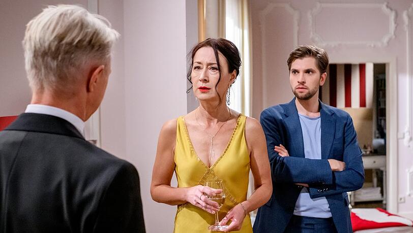 "Sturm der Liebe": Henry (r.) macht sich Sorgen um seine Mutter Sophia (M.), als er erfährt, was passiert ist.