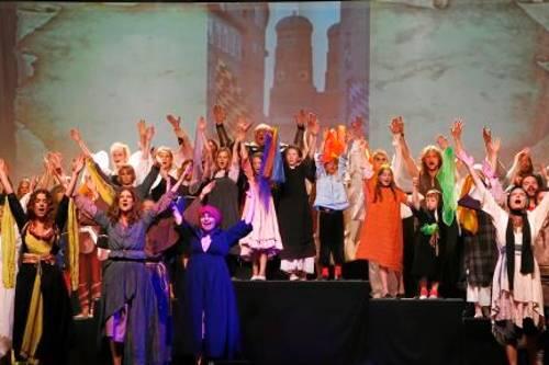 Musical mit fast 100 Amateur-Künstlern: Feuerhex.