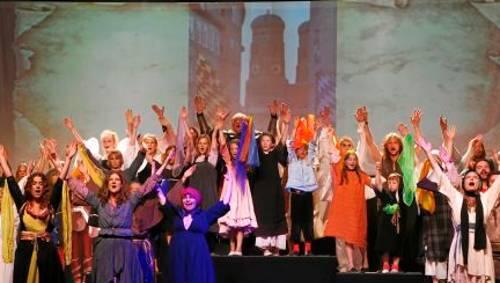 Musical mit fast 100 Amateur-Künstlern: Feuerhex. Musical mit fast 100 Amateur-Künstlern: Feuerhex.