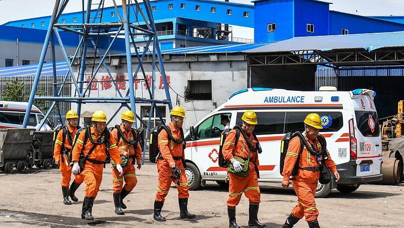 Mehrere hundert Rettungskräfte sind nach wie vor im Einsatz. Mehrere hundert Rettungskräfte sind nach wie vor im Einsatz.