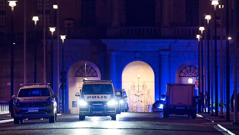 Vor dem Königsschloss in Stockholm ereignete sich am Dienstagabend ein Polizeieinsatz. Vor dem Königsschloss in Stockholm ereignete sich am Dienstagabend ein Polizeieinsatz.