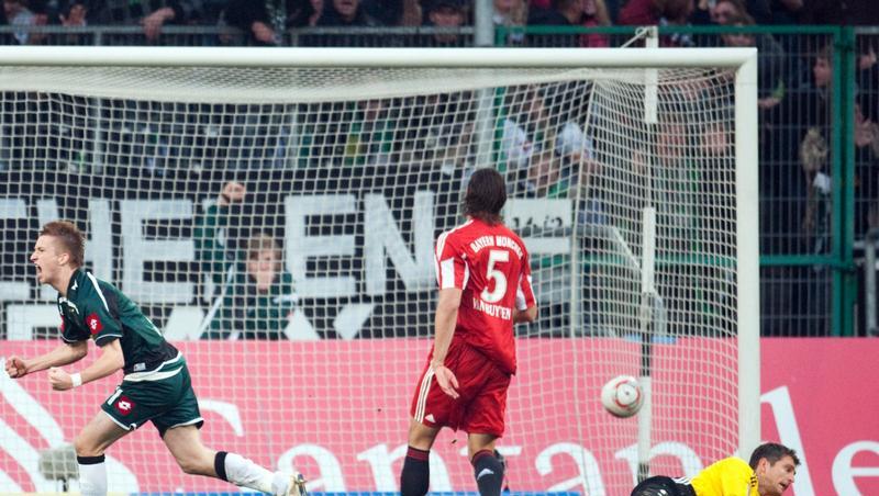 Marco Reus traf elf Minuten nach der Pause gegen die unaufmerksamen Bayern. Marco Reus traf elf Minuten nach der Pause gegen die unaufmerksamen Bayern.