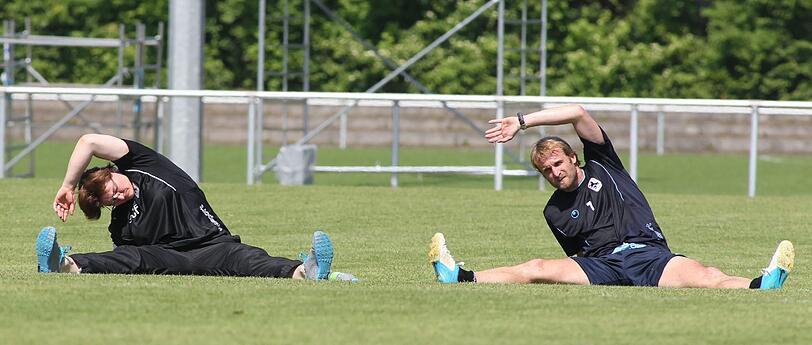 Was für eine Hitze! Die Temperaturen treiben die Löwen ins Wasser. Abkühlung gibt's beim Training mit einem Sprung in der Harlachinger Quellbach, einem Ausleger der Auer Mühlbachs. Die Sechzger beim Planschen!