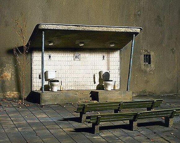 Diese Toilette bietet Platz für neugierige Zuschauer - für jede Menge neugierige Zuschauer...