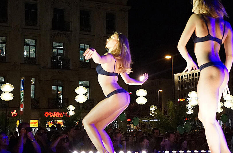 Nackte Haut - und das mitten am Stachus. Klicken Sie sich durch die Bilder der Dessous-Modenschau bei der Münchner Shoppingnacht.