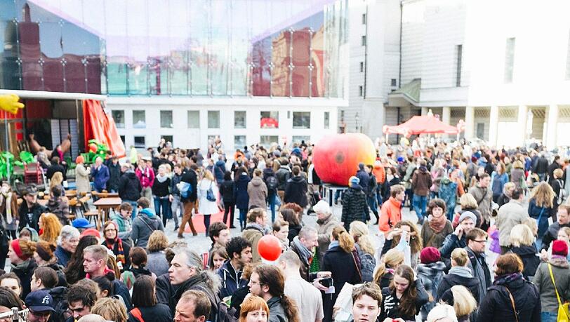 Kleiderständer so weit das Auge reicht: 3000 Theaterfans kamen am Samstag auf den Marstallplatz, um Kostüme aus dem Fundus des Residenztheaters zu kaufen. Kleiderständer so weit das Auge reicht: 3000 Theaterfans kamen am Samstag auf den Marstallplatz, um Kostüme aus dem Fundus des Residenztheaters zu kaufen.