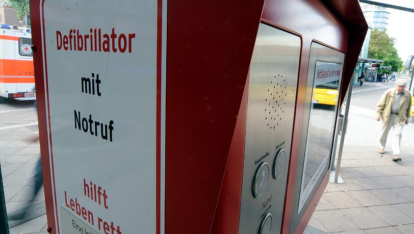 Defibrilatoren stehen an jedem Bahnhof bereit. Jetzt hat ein solches Gerät einer Münchnerin das Leben gerettet. (Symbolbild)