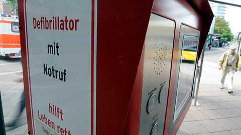 Defibrilatoren stehen an jedem Bahnhof bereit. Jetzt hat ein solches Gerät einer Münchnerin das Leben gerettet. (Symbolbild)