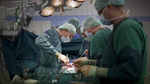 Ärzte setzen eine neue Niere bei einer Transplantation ein. Seit Jahren gibt es weniger Organspender als benötigt werden.