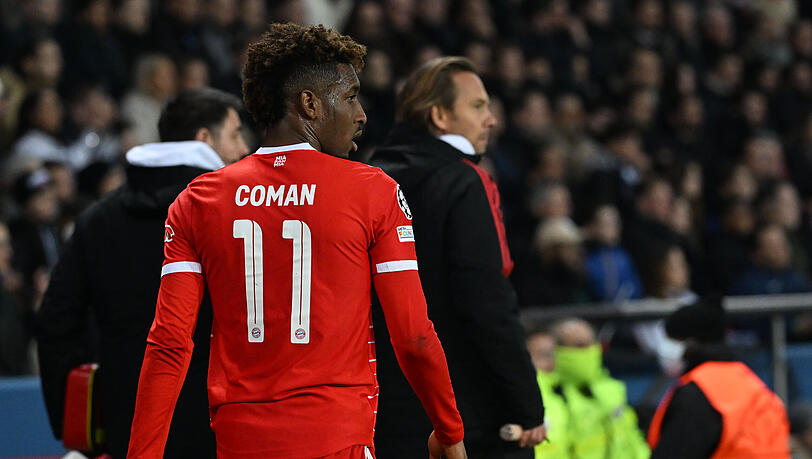 Kingsley Coman vom FC Bayern geht verletzt vom Platz.