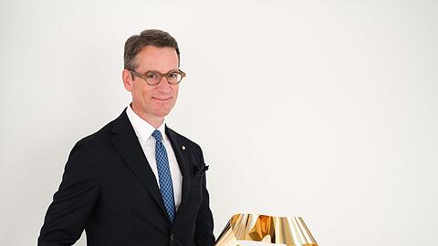 Der 54-jährige Jurist und Kunstmanager Dirk Boll stammt aus Kassel. Er begann 1998 beim Auktionshaus Christie's. Seit 2022 ist er als Vorstand für die Kunst des 20. und 21. Jahrhunderts in Europa, dem Nahen Osten und Afrika zuständig.