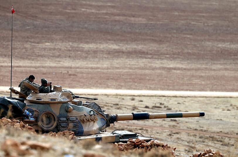 Ein türkischer Panzer blickt auf Kobane, während die USA schwere Luftangriffe auf die Kurdenstadt an der syrischen Grenze fliegen.