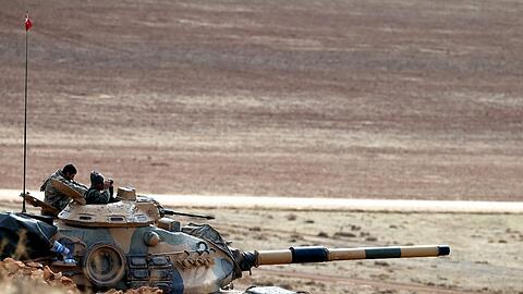 Ein türkischer Panzer blickt auf Kobane, während die USA schwere Luftangriffe auf die Kurdenstadt an der syrischen Grenze fliegen.